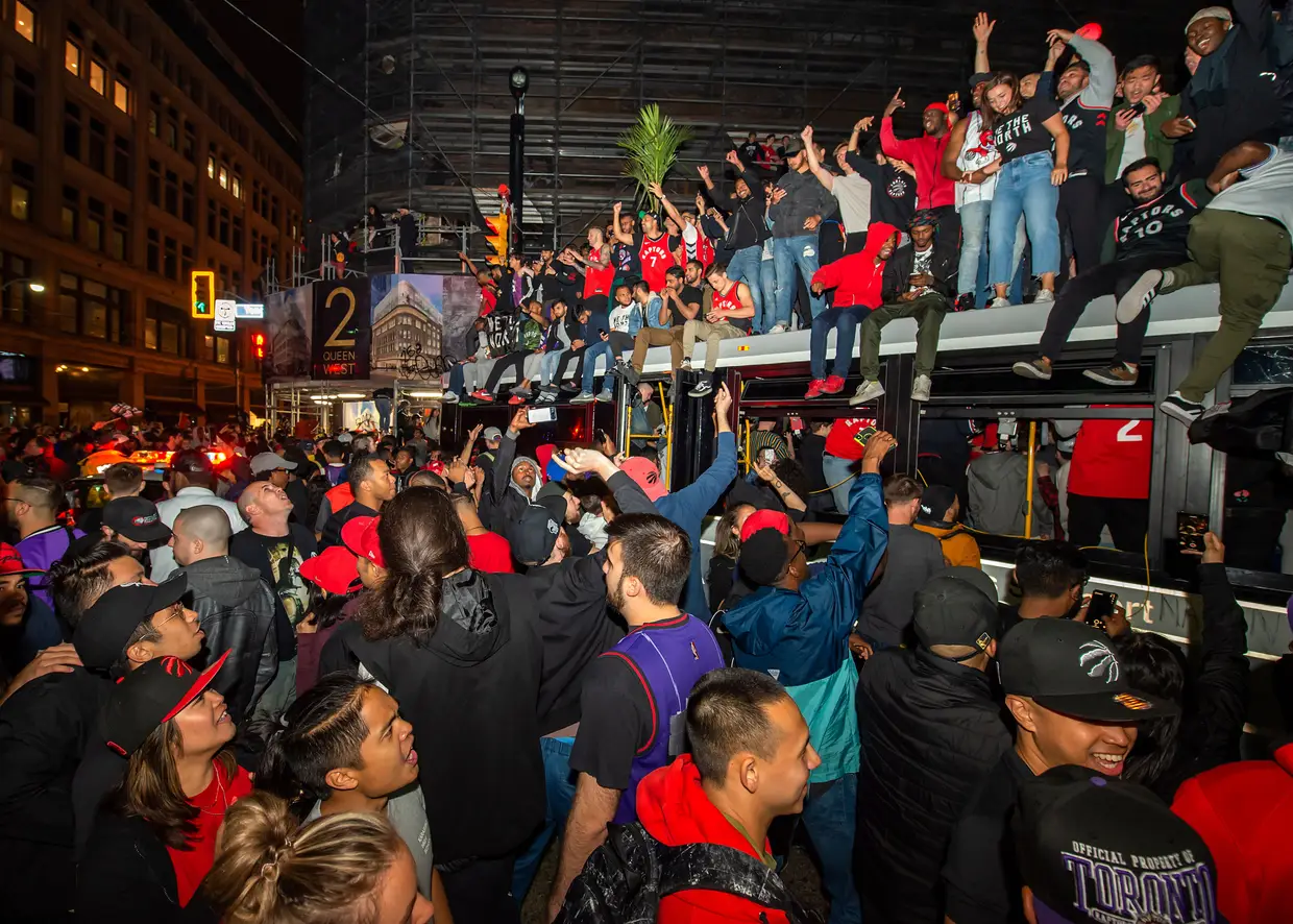 Adeptos dos Toronto Raptors celebram a conquista da NBA, em Toronto, no Canadá.