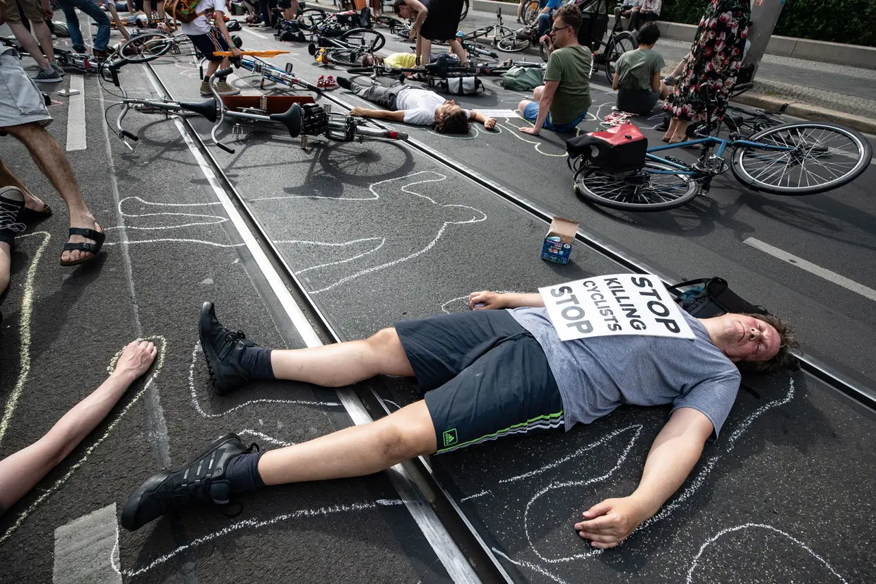 Manifestantes protestam contra as mortes na estrada, no Dia de Segurança Rodoviária, em Berlim, na Alemanha.