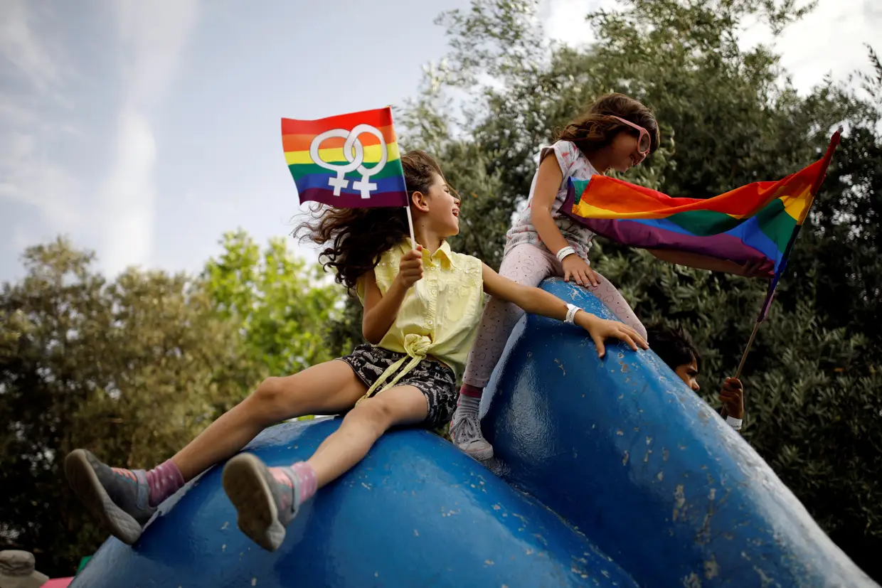 Crianças participam num desfile gay em Jerusalém