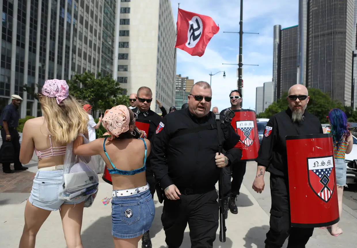 Um grupo de nacionalistas brancos manifestaram-se durante um evento LGBTQ em Detroit, EUA