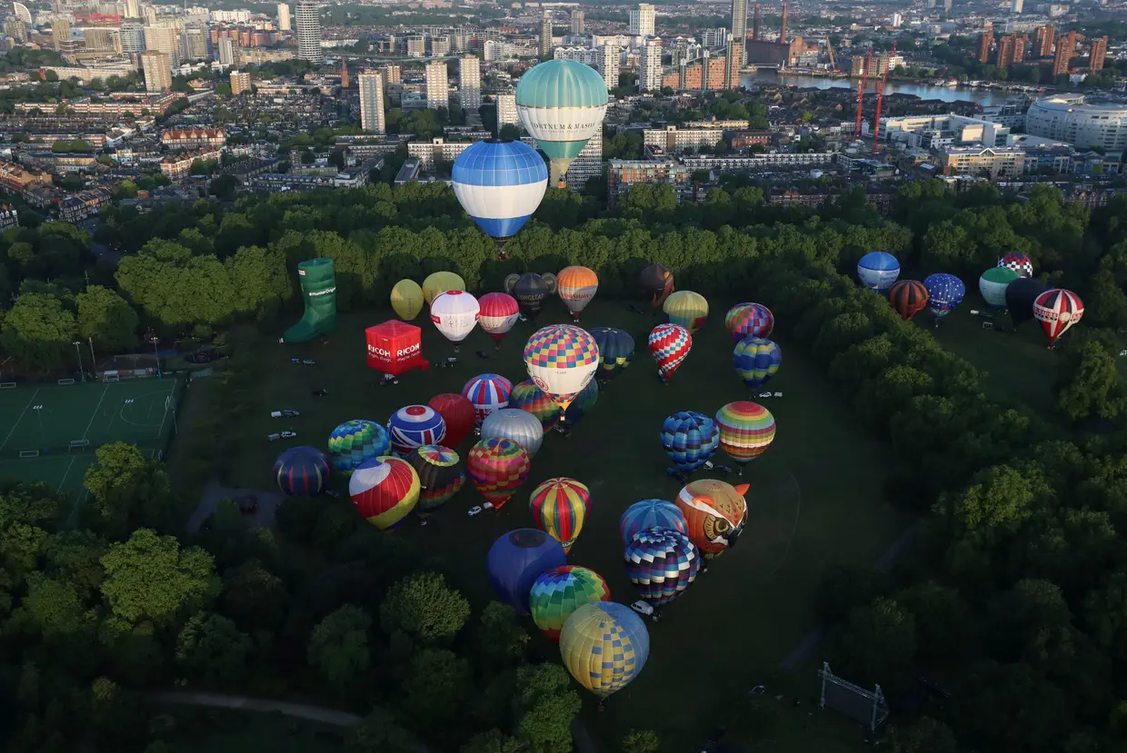 Balões de ar quente levantam voo do Battersea Park em Londres.