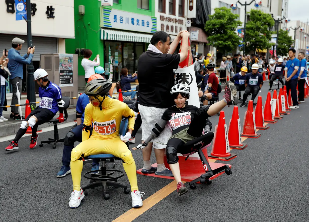 Acidente na corrida de cadeiras de escritório ISU-1 Hanyu Grand Prix em Tóquio.