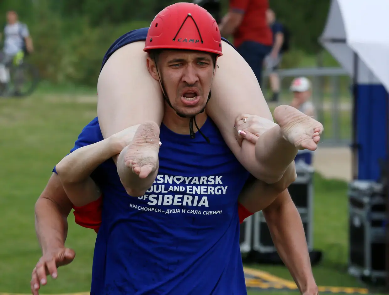 Corrida "Carrega a Mulher" em Krasnoyarsk, Rússia.