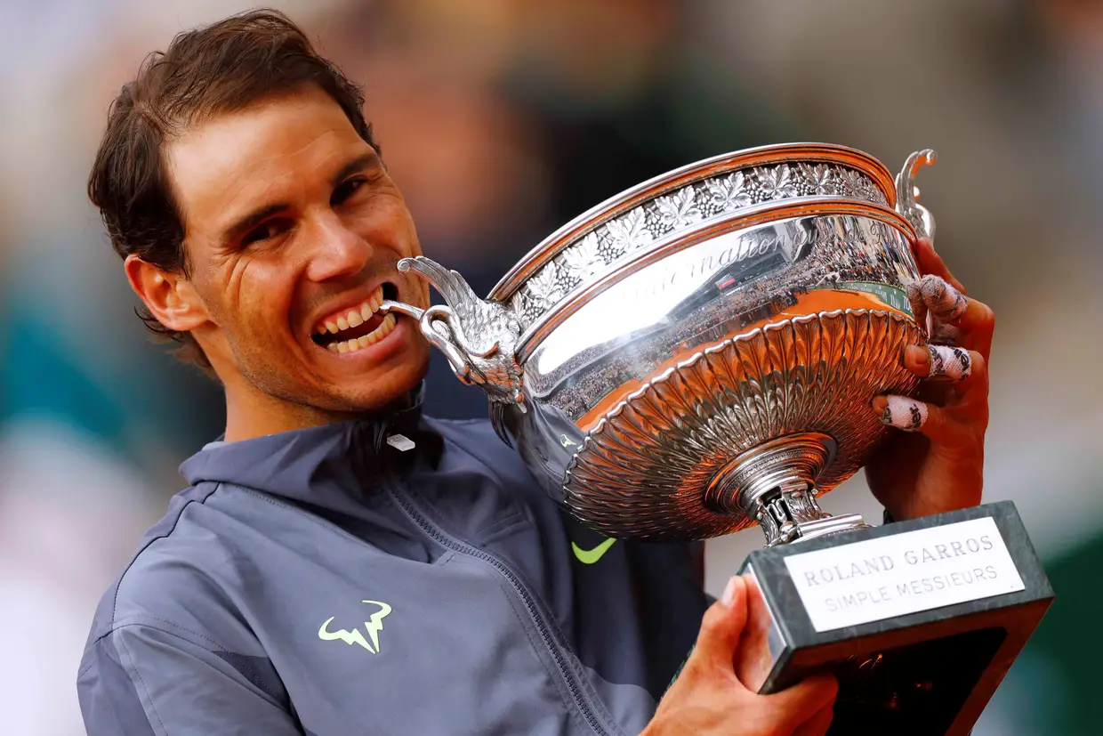 Rafael Nadal festeja vitória no torneio Roland Garros em Paris, França