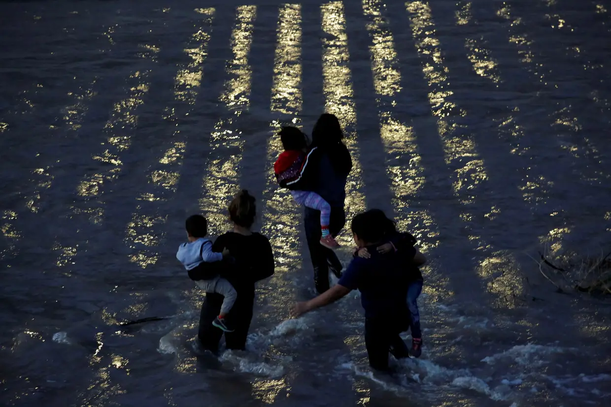 Migrantes da América central passam o Rio Bravo para entrarem ilegalmente nos EUA