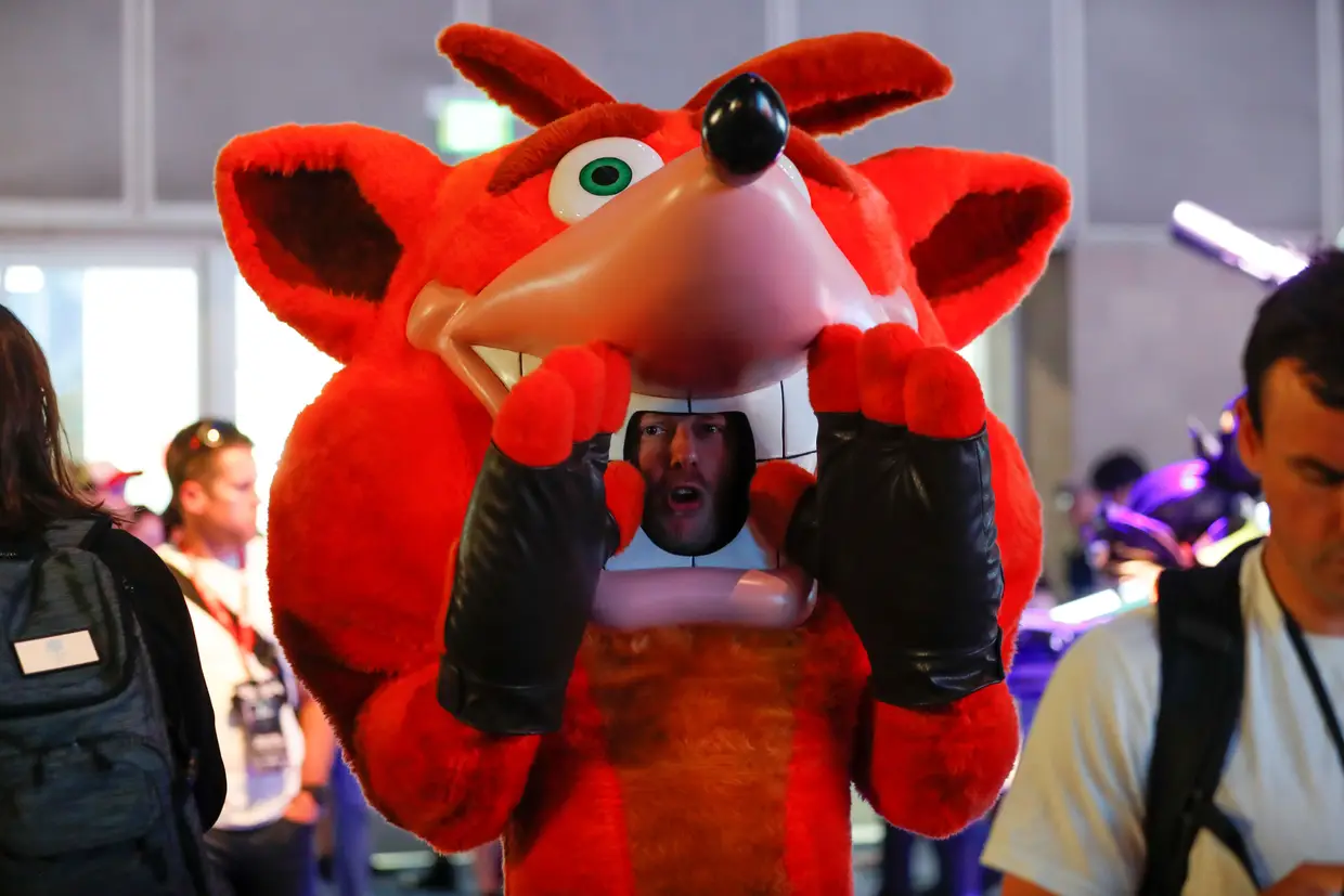 Disfarce do boneco dos vídeo jogos Crash Bandicoot na exposição E3 em Los Angeles.