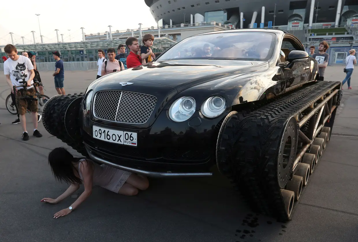Demonstração em São Petersburgo de carros modificados. Neste caso, um Bentley Continental GT que se move com lagartas.