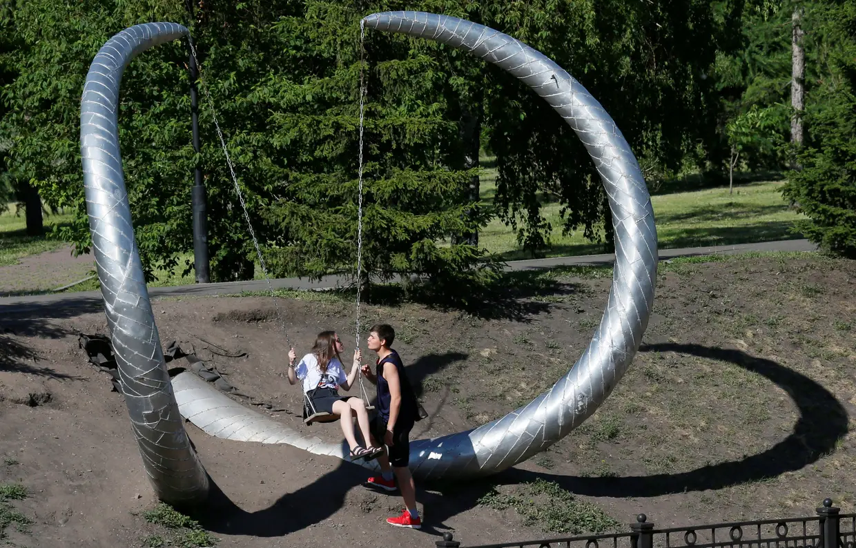 Baloiço com a forma de presas de mamute em Krasnoyarsk, Rússia.