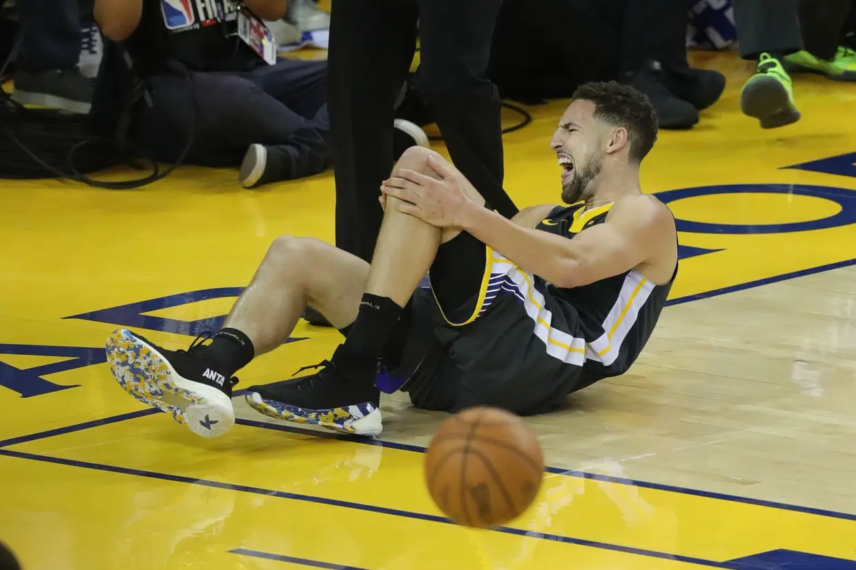 Klay Thomson após ser derrubado por Danny Green.