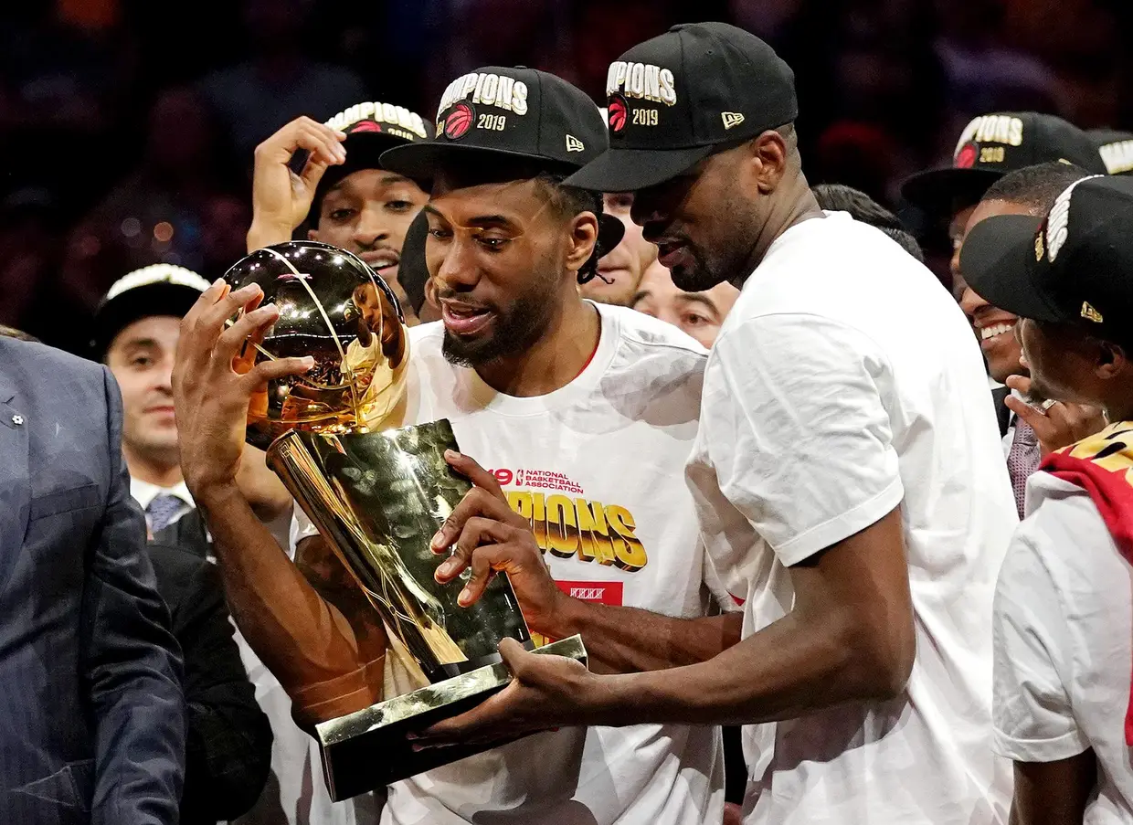 Kawhi Leonard e Serge Ibaka seguram a taça que fica para a história dos Toronto Raptors.