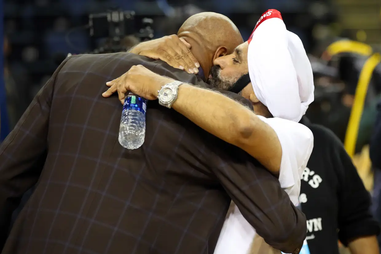 Um antigo jogador dos Toronto Raptors e um fã da equipa abraçam-se após a conquista do título da NBA.