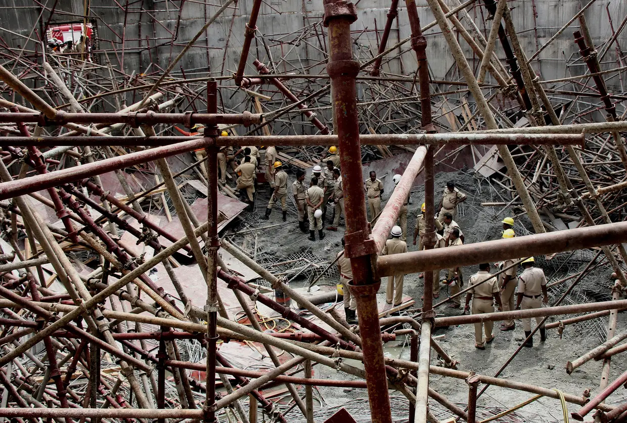 Autoridades indianas durante uma operação de busca e salvamento depois do colapso de um tanque de água que provocou pelo menos três mortos e 20 feridos.