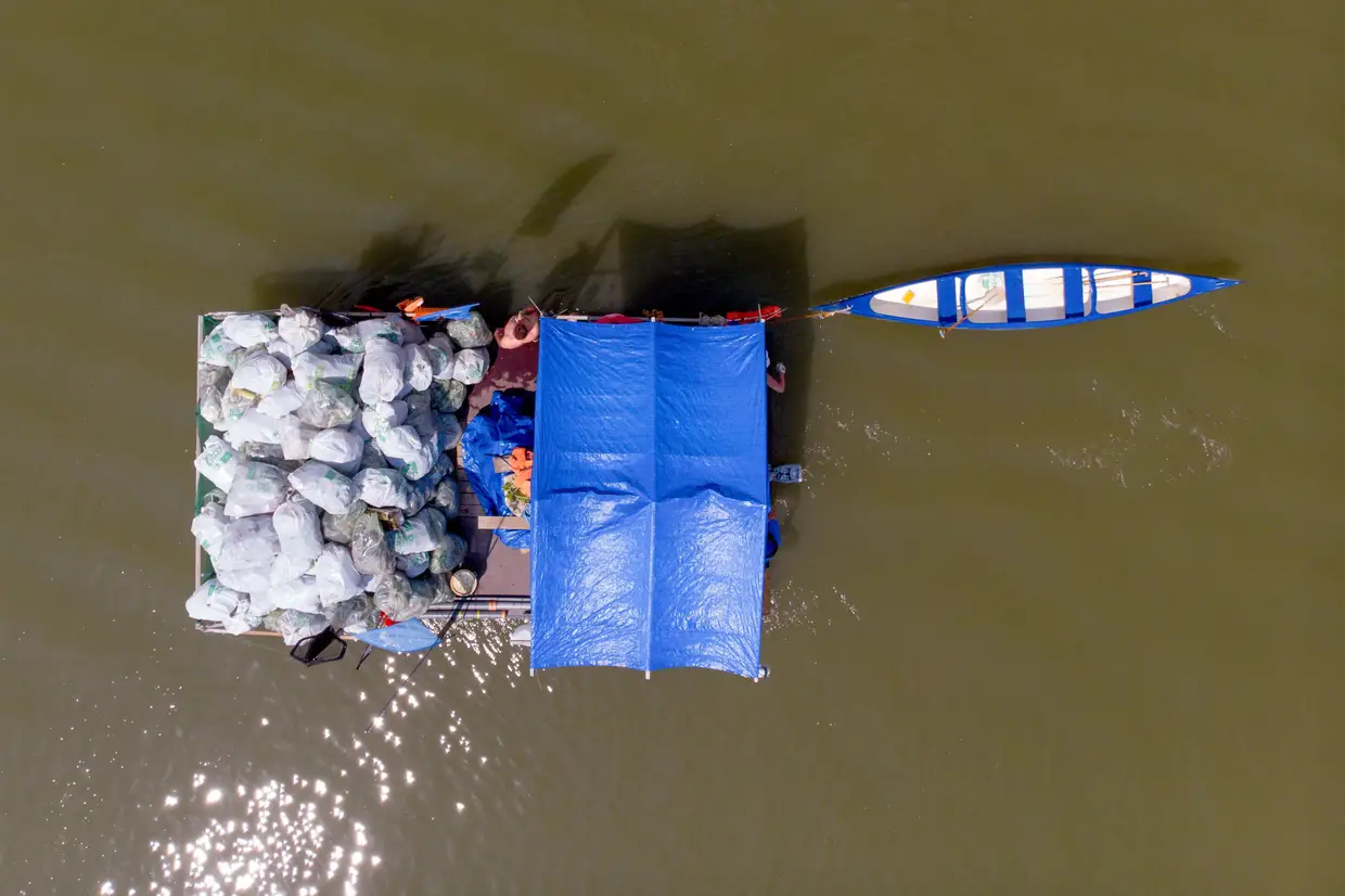 Iniciativa anual de limpeza do lago Tisza, na Hungria.