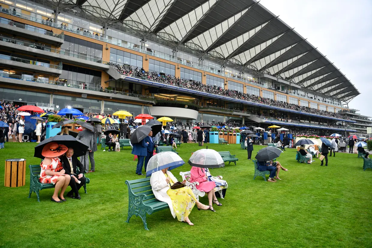 Público assiste à corrida de cavalos Royal Ascot, em Ascot, Reino Unido.
