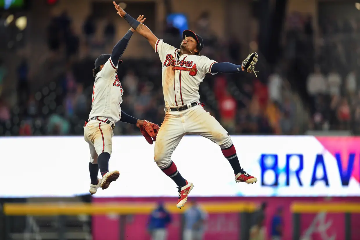 Jogadores dos Atlanta Braves, Ozzie Albies e Ronald Acuna Jr, celebram a vitória sobre os New York Mets num jogo de basebol em SunTrust Park, Atlanta, EUA.