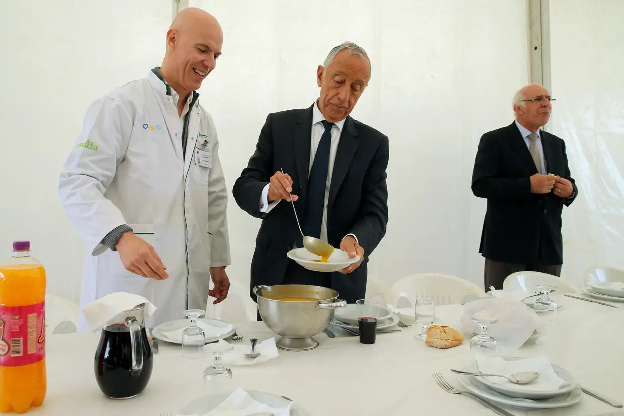 O Presidente da República, Marcelo Rebelo de Sousa, durante a inauguração das novas instalações da Farmácia da Lajeosa, destruída nos incêndios de Outubro de 2017, em Tondela.