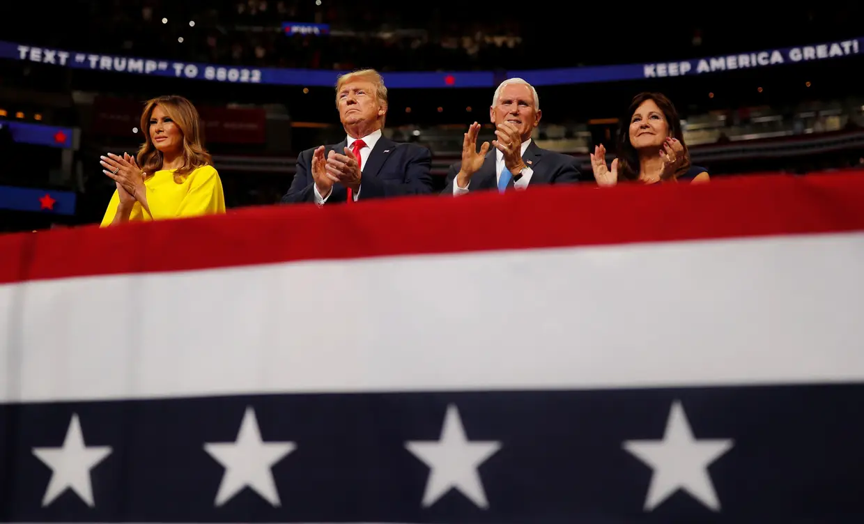 À esquerda Melania e Donald Trump, primeira-dama e Presidente dos EUA, à direita Karen e Mike Pence, vice-presidente e respetiva esposa.