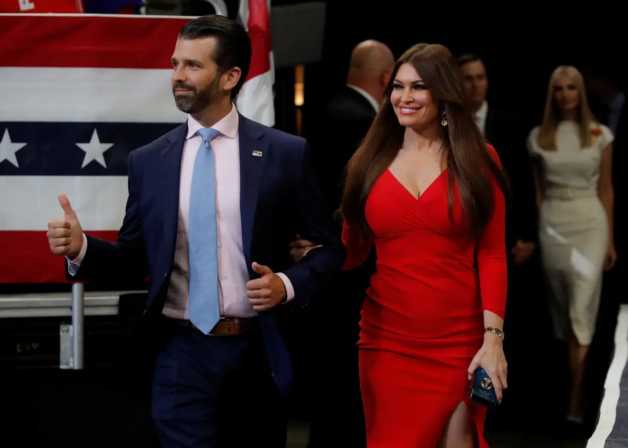 Chegada de Donald Trump Junior, filho mais velho do Presidente dos EUA, com Kimberly Guilfoyle.
