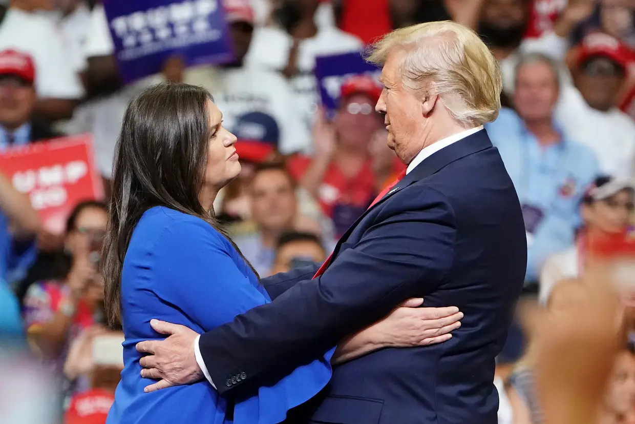 Donald Trump abraça Sarah Sanders, atual porta-voz da Casa Branca, que anunciou na passada quinta-feira que ia renunciar ao cargo.