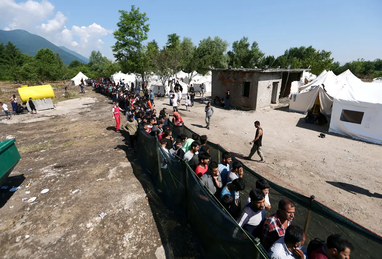 Migrantes aguardam por comida e água num campo de refugiados em Bihac, Bósnia-Herzegovina.