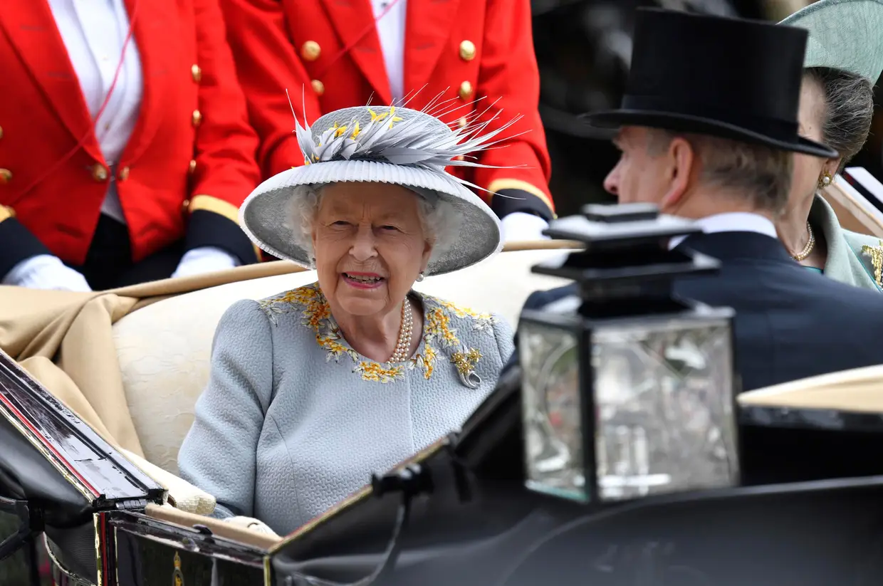 A Rainha Isabel II à chegada do terceiro dia das corridas de cavalo "Royal Ascot" em Ascot, Reino Unido.