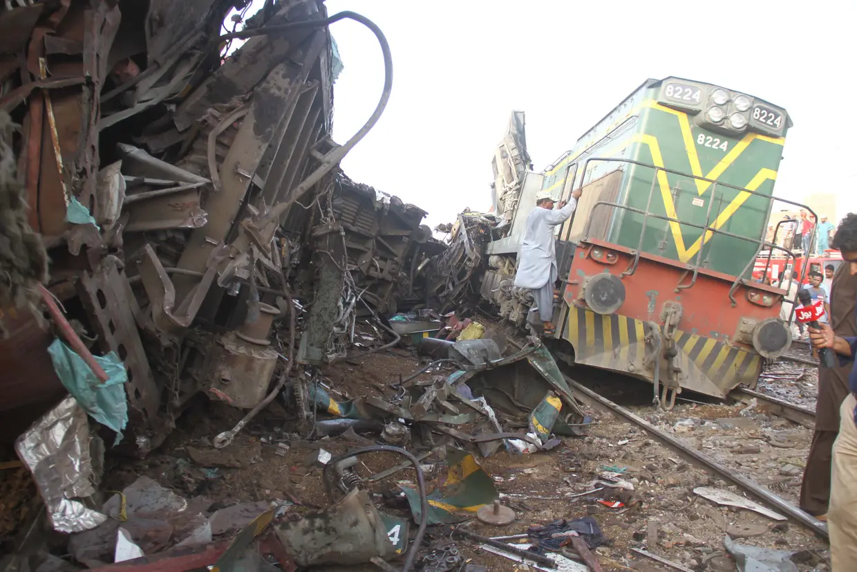 Destroços do acidente entre dois comboios, em Hyderabad, Paquistão, que provocou a morte de três pessoas.