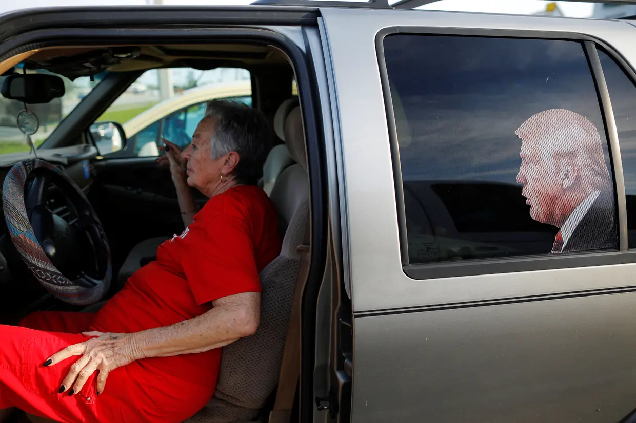 Uma fotografia do Presidente norte-americano no carro de uma voluntária nos comícios de Trump.