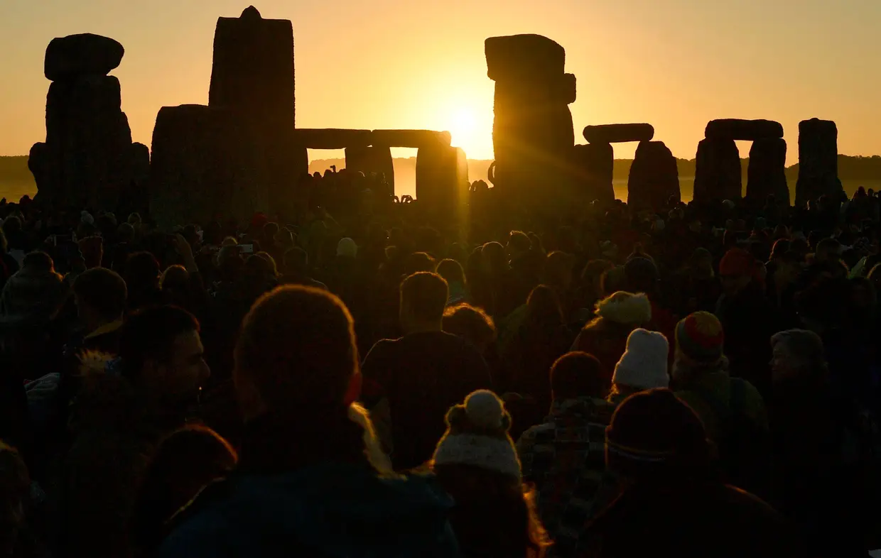 Milhares de pessoas deram as boas-vindas ao sol, em Stonehenge, no Reino Unido, no dia mais longo do ano, o solstício de verão.