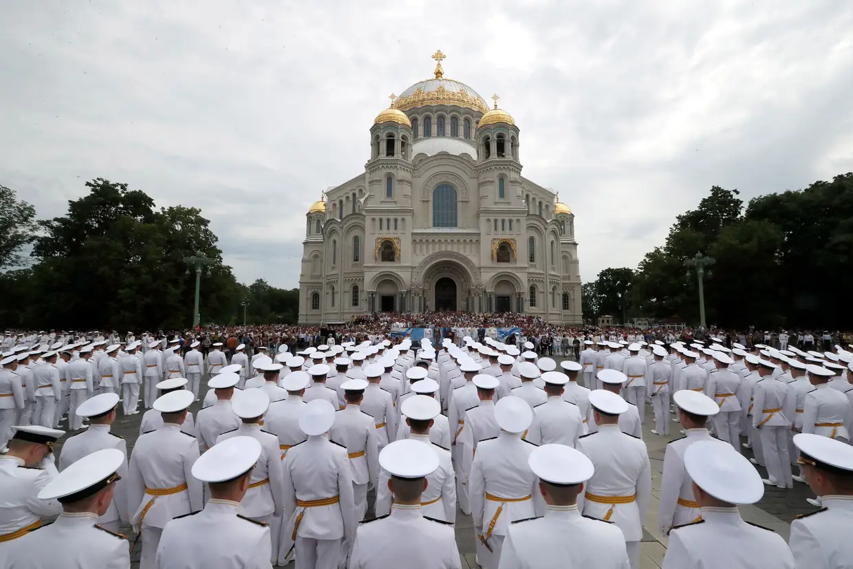 Cadetes das universidades navais durante uma cerimónia de graduação, em Kronstadt, Rússia.