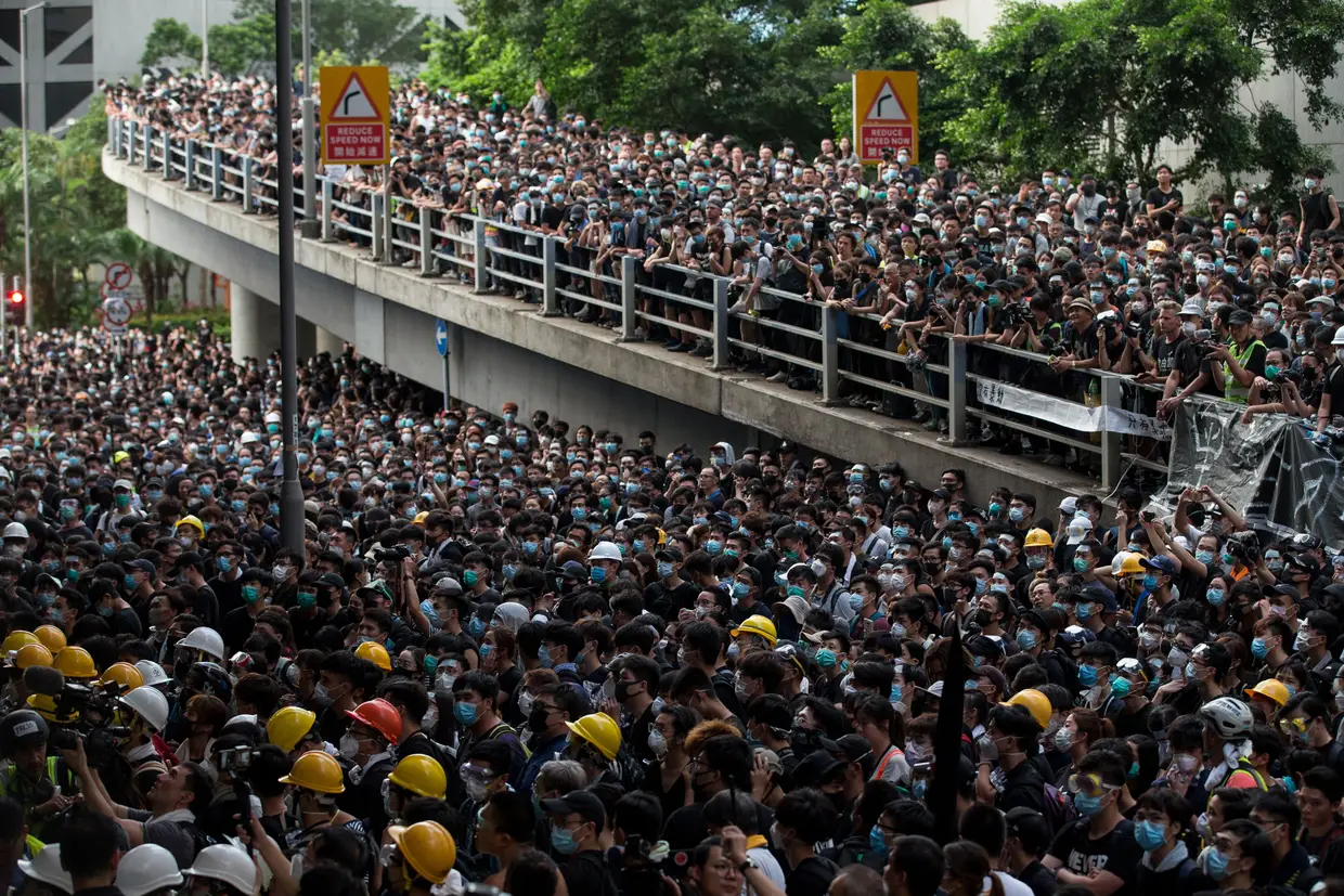 Manifestantes reúnem-se à frente da sede da Polícia de Wanchai, em Hong Kong.