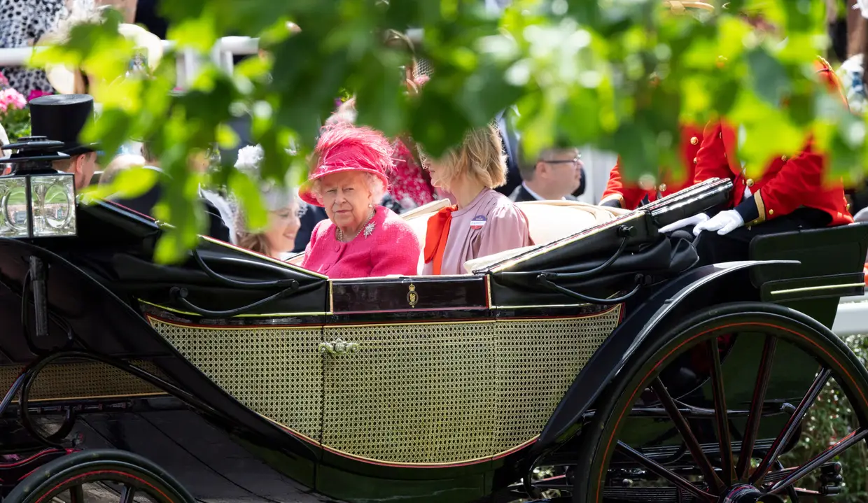A rainha Isabel II no quarto dia da corrida de cavalos Royal Ascot, Ascot, Inglaterra.