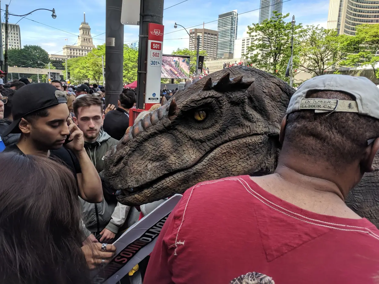Um adepto de basquetebol vestido de dinossauro durante os festejos dos Toronto Raptors pela vitória do campeonato NBA, em Toronto, Ontário, Canadá.