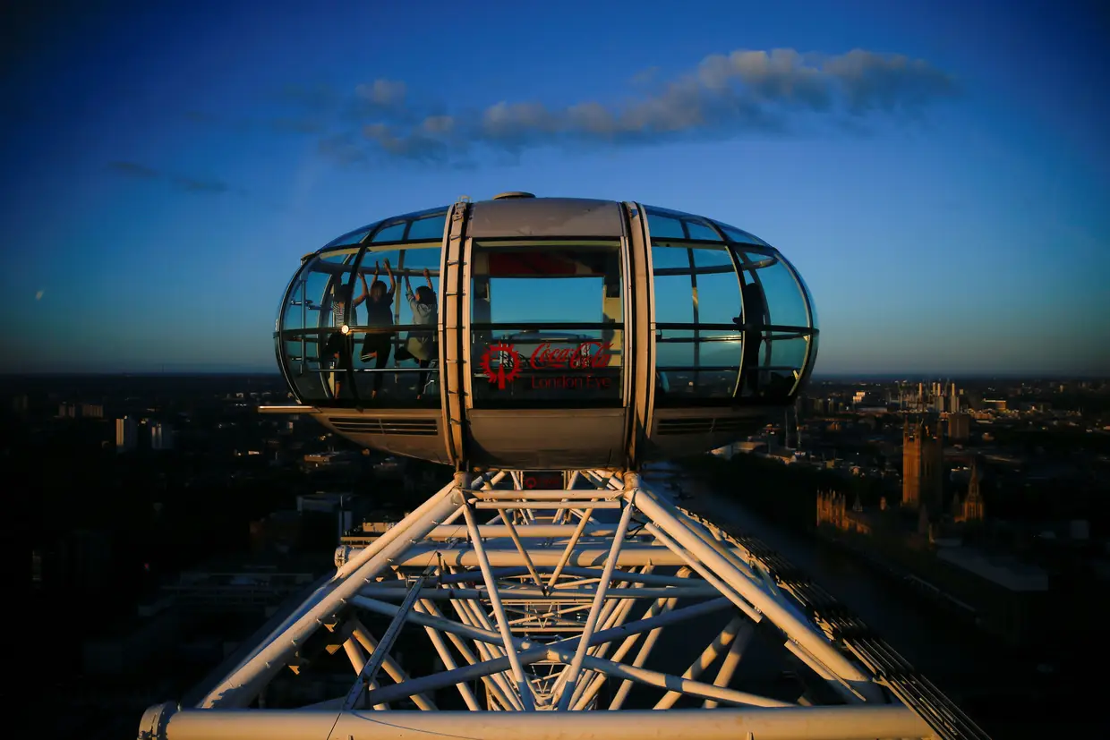 Aula de yoga na atração turística London Eye, em Londres, Reino Unido.