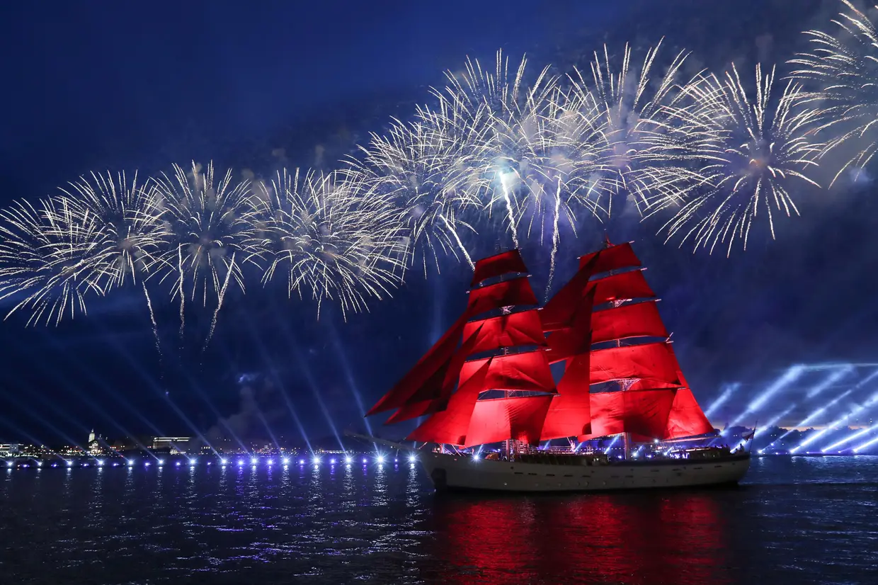 Fogo de artifício sobre o rio Neva, na Rússia, nas celebrações do final do ano letivo.