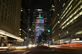 Arco-íris no Helmsley Building para assinalar o 50º aniversário da revolta de Stonewall, em Nova Iorque, nos EUA.