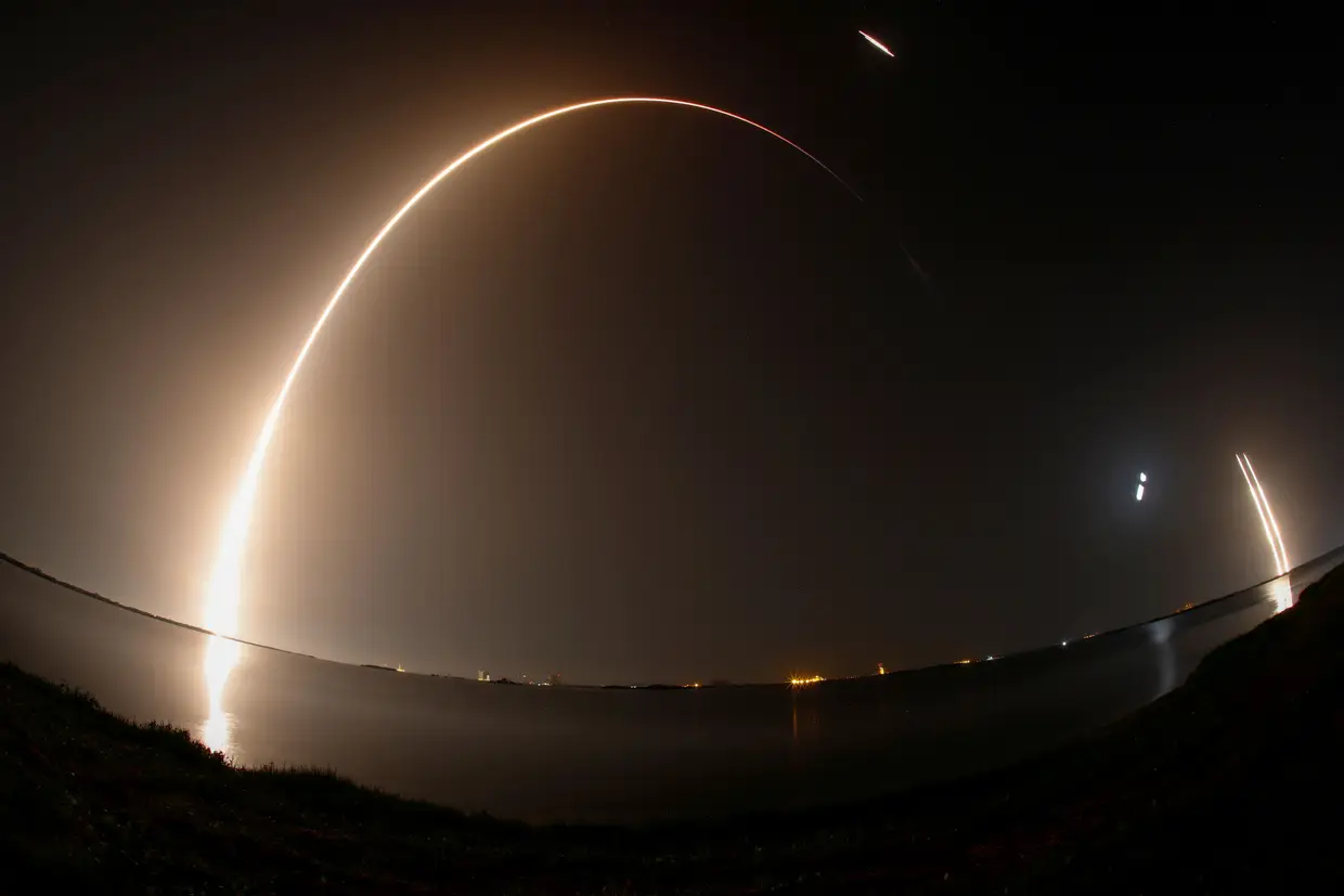 Foguetão SpaceX Falcon Heavy descola do centro espacial Kennedy na Flórida, nos EUA