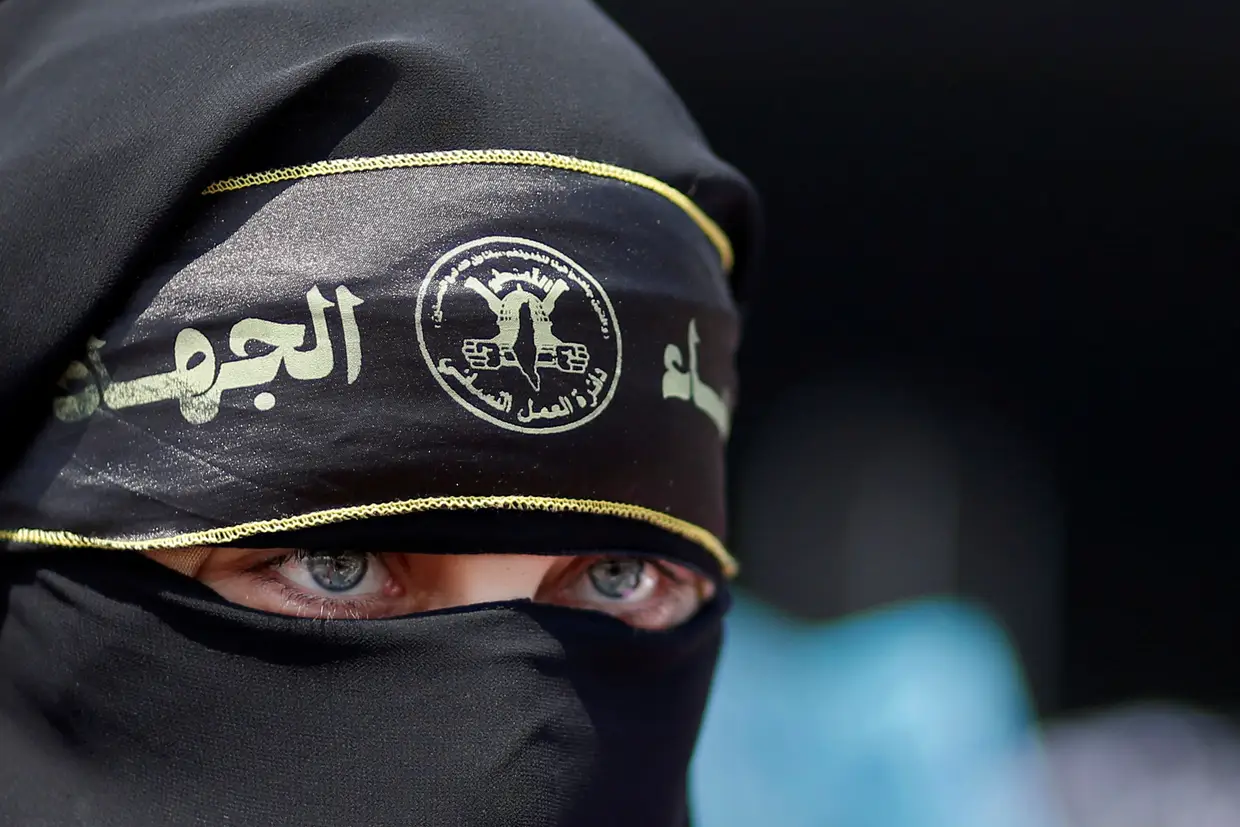 Mulher palestina observa um protesto na Cidade de Gaza