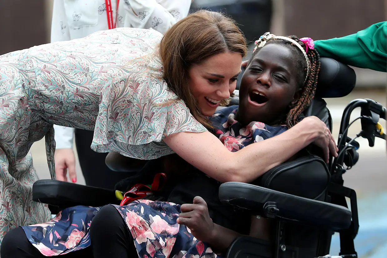 Kate Middleton abraça uma rapariga num workshop de fotografia organizado pela "Action for Children" no Reino Unido
