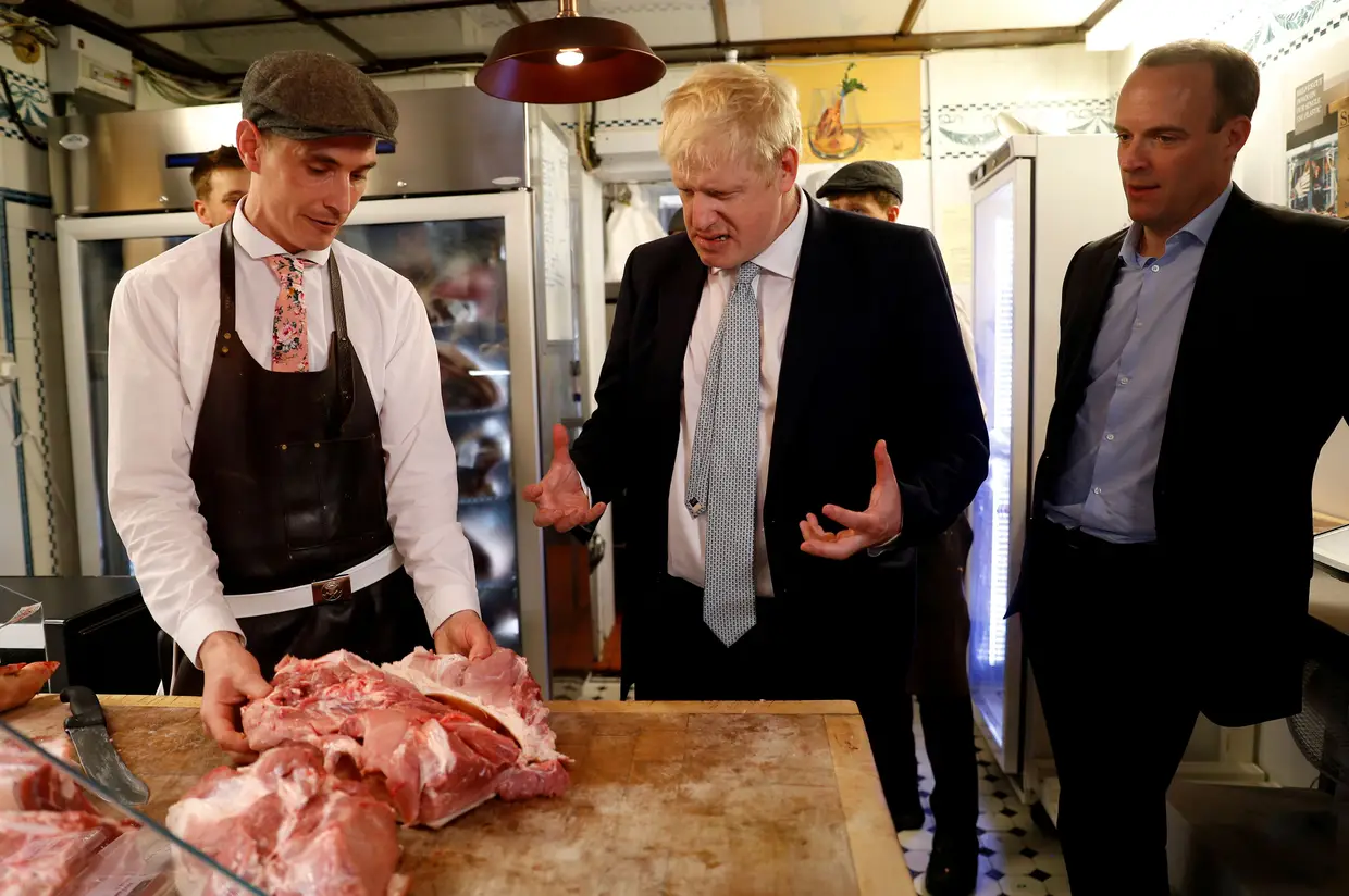 Boris Johnson, candidato à liderança do Partido Conservador britânico, visita um talho em Oxshott, no Reino Unido