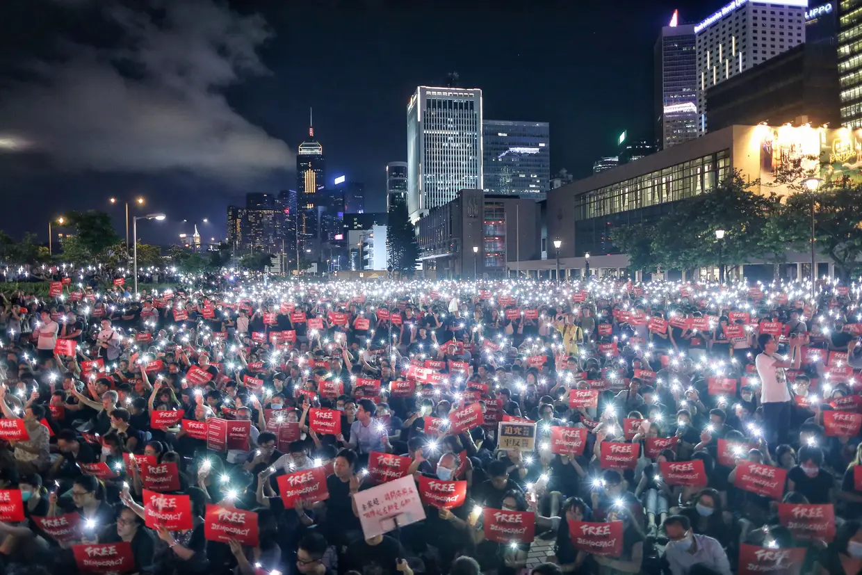 Milhares no protesto "Free Hong Kong, democracy now" (Libertem Hong Kong, Democracia já) contra a lei de extradição.