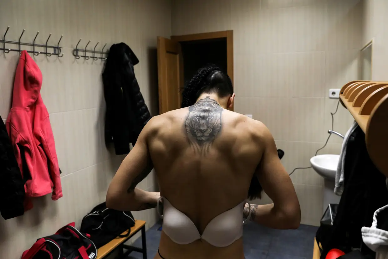 A pugilista Miriam Gutierrez, "La Reina" (A Rainha), veste-se depois de um treino em Madrid, Espanha.