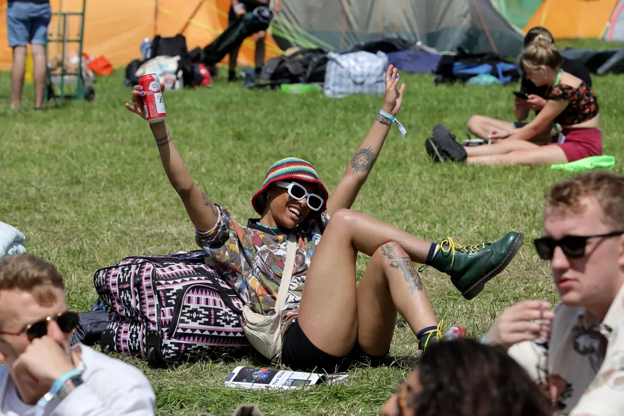 Festivaleiros aproveitam o bom tempo no segundo dia do Festival de Glastonbury em Worthy Farm, no Reino Unido