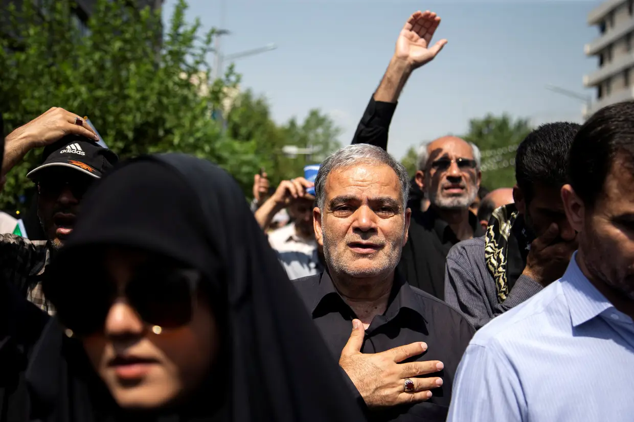 Iraninos participam numa cerimónia para enterrar remanescentes de 150 "mártires" da guerra com o Iraque