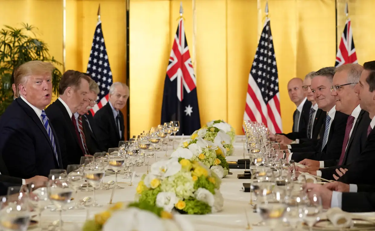 O presidente dos EUA, Donald Trump, participa num jantar bilateral com o primeiro-ministro da Austrália, Scott Morrison, antes da cimeira do G20 em Osaka, Japão