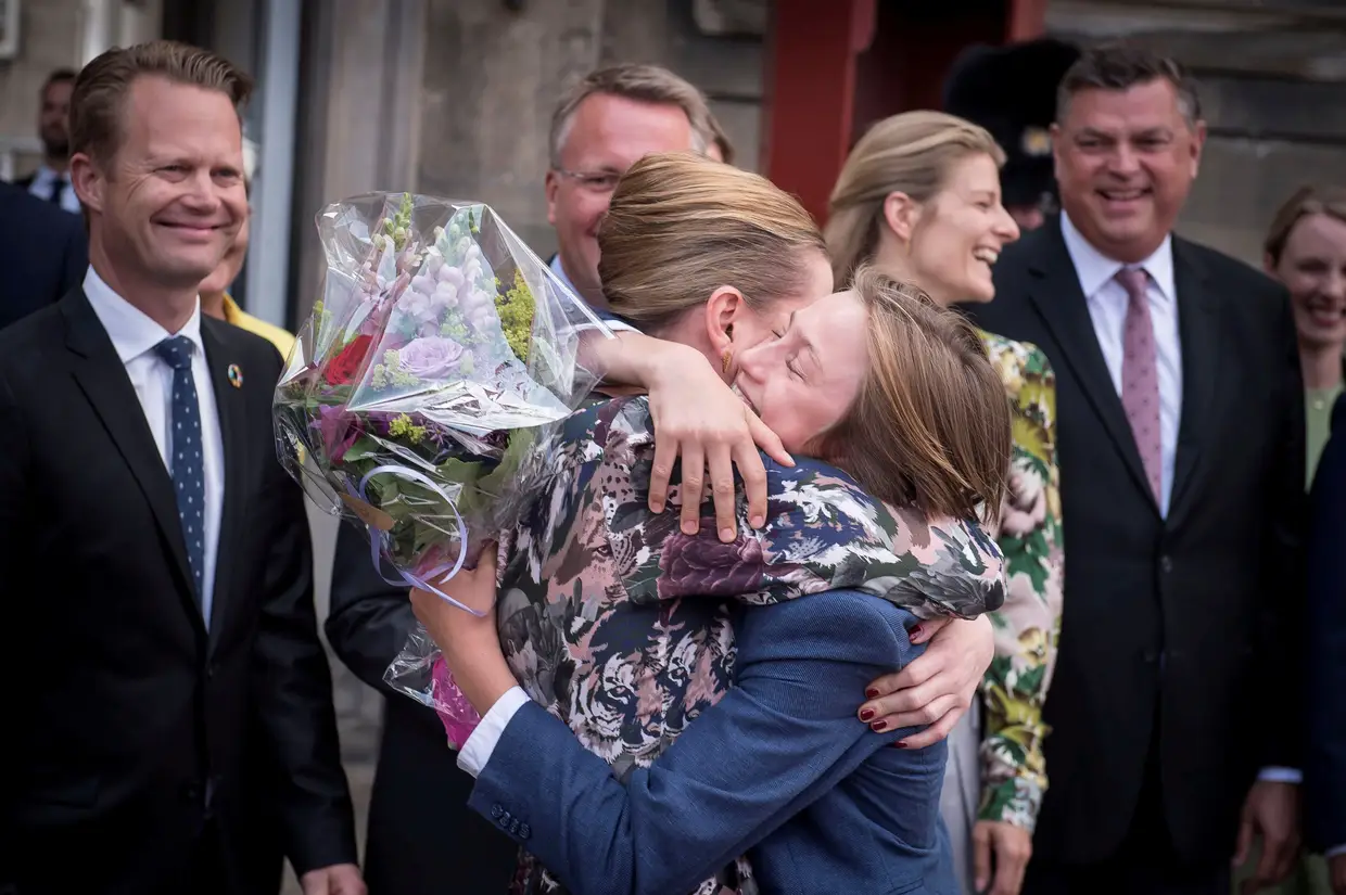 Mette Frederiksen, primeira-ministra da Dinamarca, recebe um abraço e flores do seu filho na apresentação do novo Governo em Copenhaga, Dinamarca.
