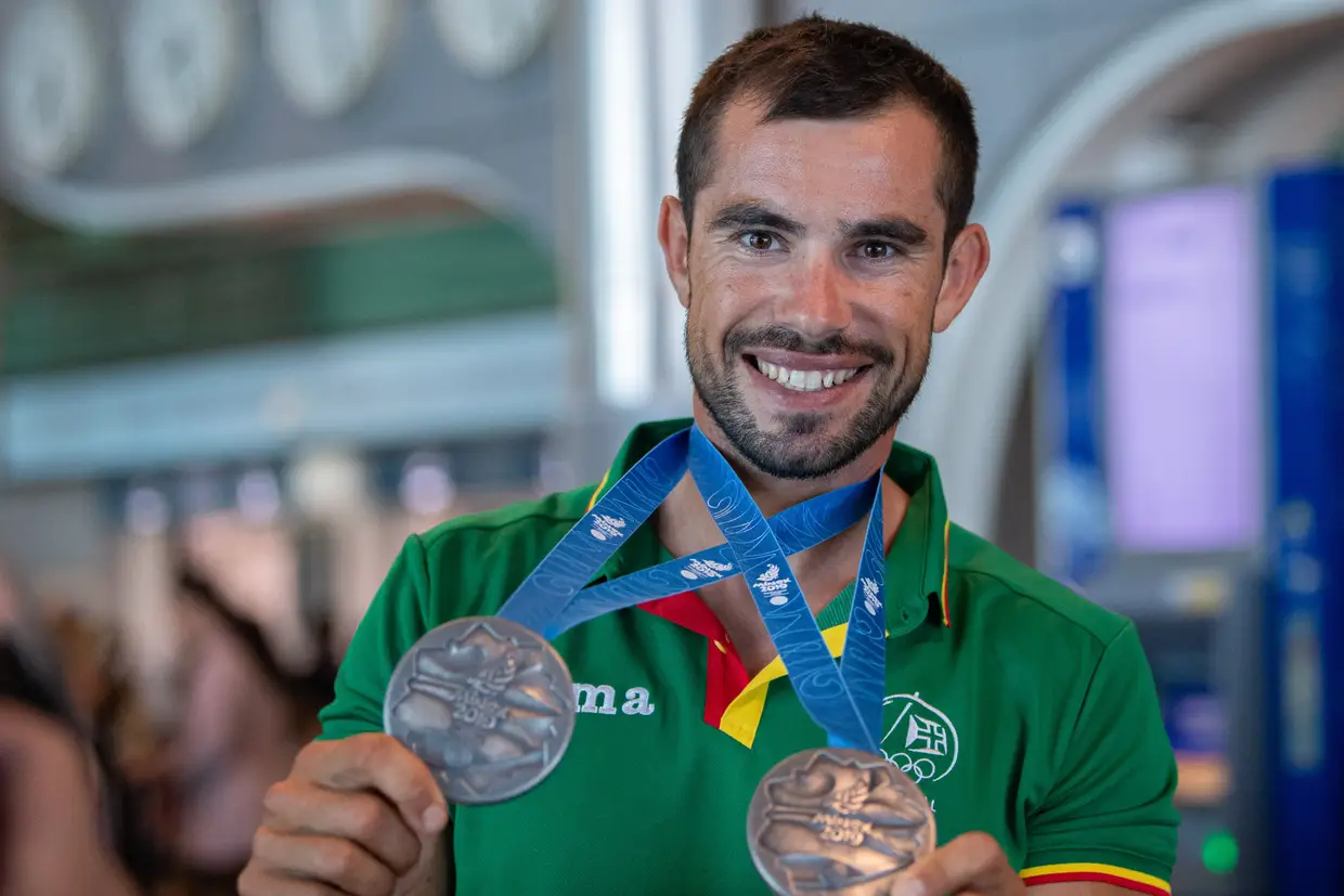 O canoísta português Fernando Pimenta exibe as medalhas de prata conquistadas nos Jogos Europeus de Minsk 2019, nas categorias de K1 1.000 e K1 5.000 metros, à chegada da equipa de Canoagem de Portugal, no Aeroporto Francisco Sá Carneiro, no Porto.