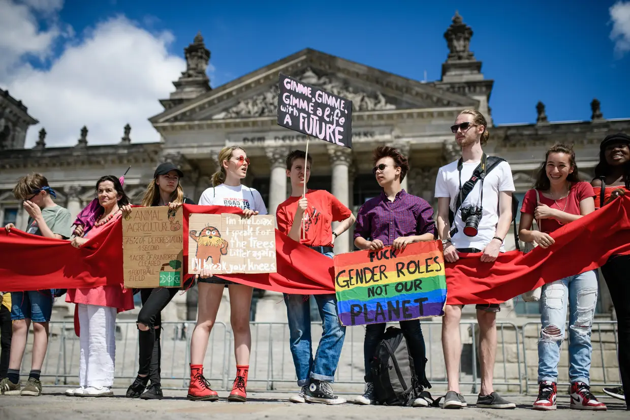 Centenas de jovens manifestantes cercaram o Reichstag, sede do Parlamento alemão, em Berlim, para exigirem aos deputados ações pelo clima.