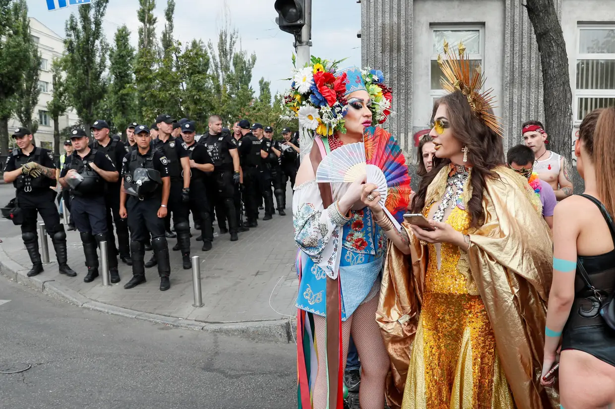 Polícias guardam participantes da Marcha da Igualdade, organizada pela comunidade LGBT, em Kiev, Ucrânia