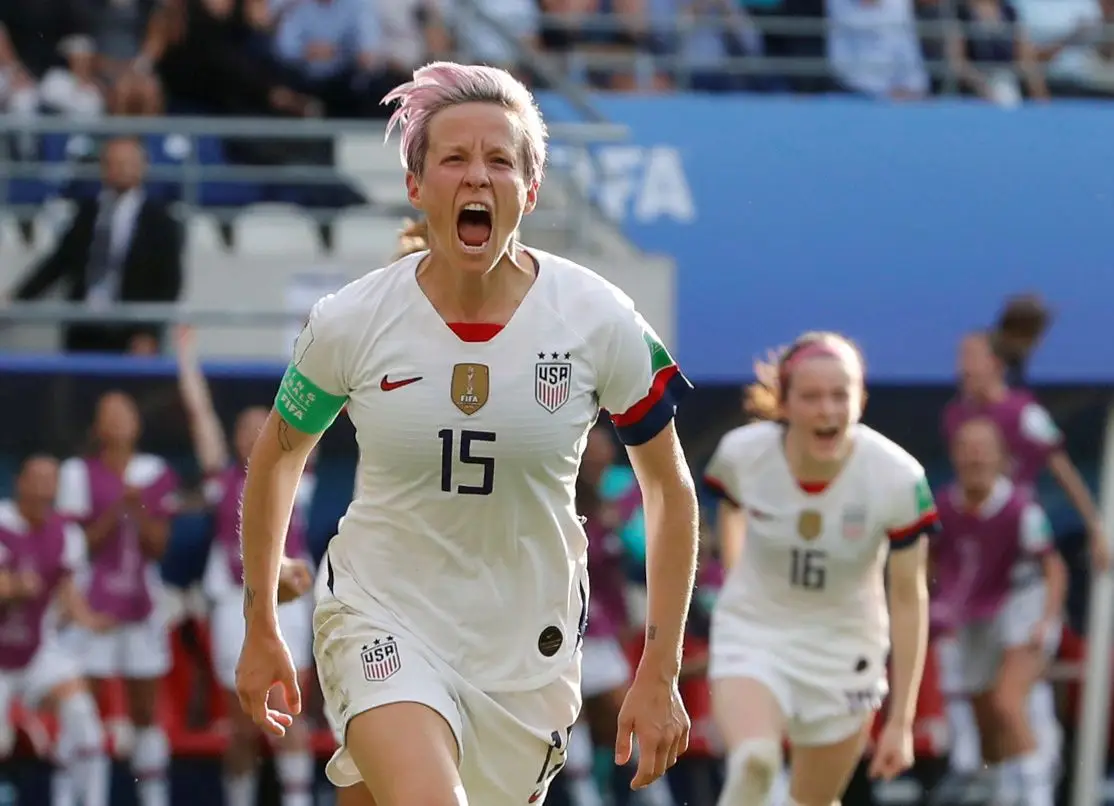Megan Rapinoe, dos EUA, festeja o segundo golo no jogo frente à Espanha, no Mundial de Futebol feminino em França