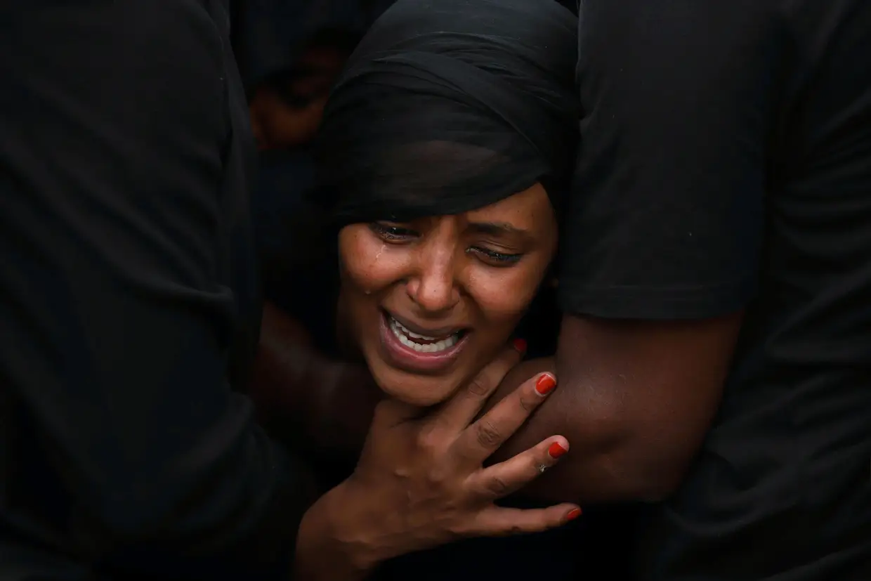 Familiar chora durante a cerimónia fúnebre do chefe do Estado-Maior do Exército etíope, Seare Mekonnen, morto pelo seu guarda-costas, em Mekele, na Etiópia